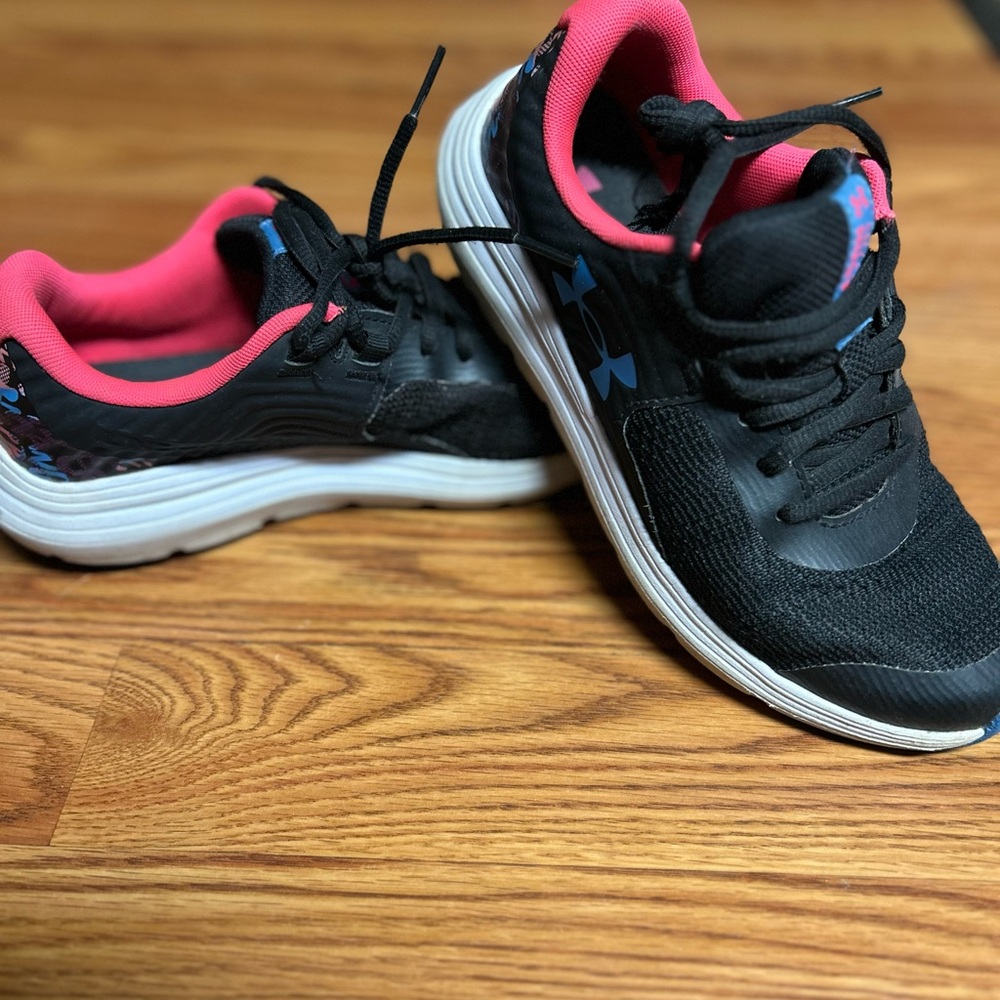 Girls Under Armour tennis shoes